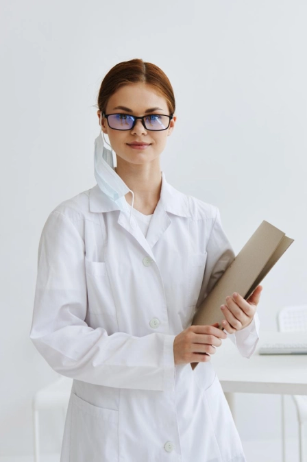 терапевт ведет прием в офисе